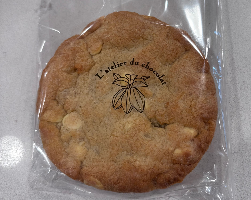 White chocolate chip and macadamia cookie XXL