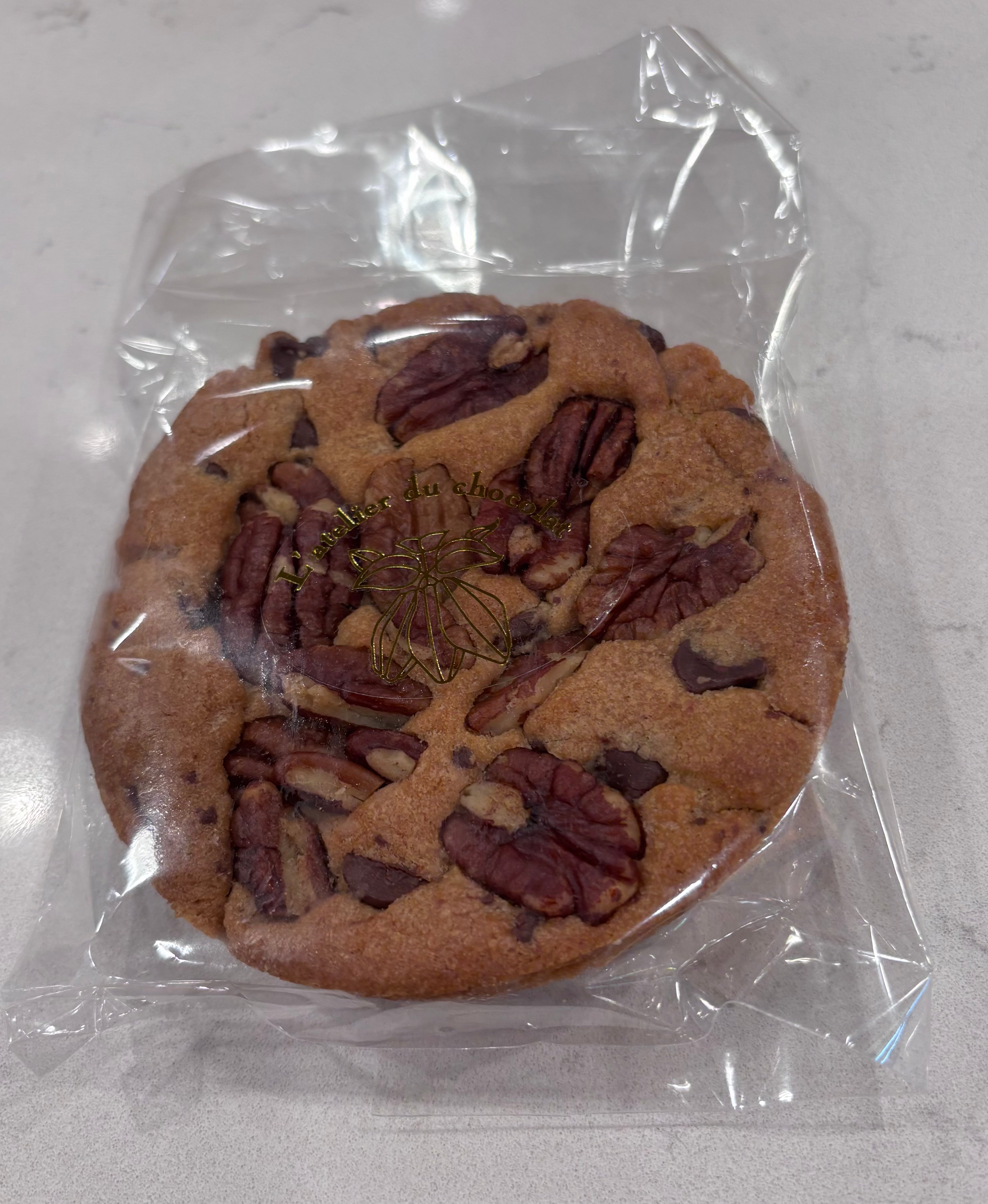 Chocolate chip and pecan cookie XXL
